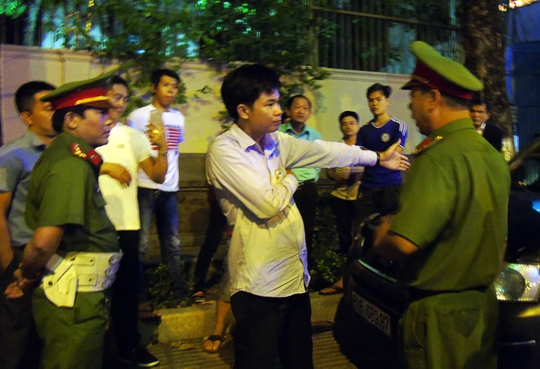
Người đàn ông có biểu hiện say xỉn đã rời khỏi hiện trường, lực lượng chức năng tiến hành cẩu xe vi phạm về trụ sở cơ quan chức năng.
