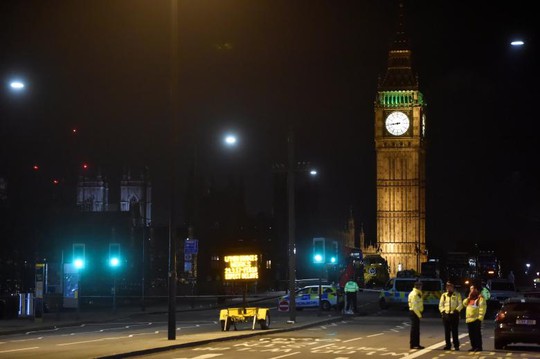 Cảnh sát làm việc tại hiện trường vụ lao xe ở London hôm 22-3. Ảnh: REUTERS