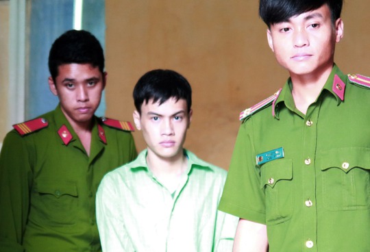 Nguyễn Văn Lực được áp giải sau phiên tòa.