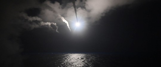 Tên lửa hành trình phóng từ khu trục hạm USS Porter sáng 7-4. Ảnh: U.S. NAVY
