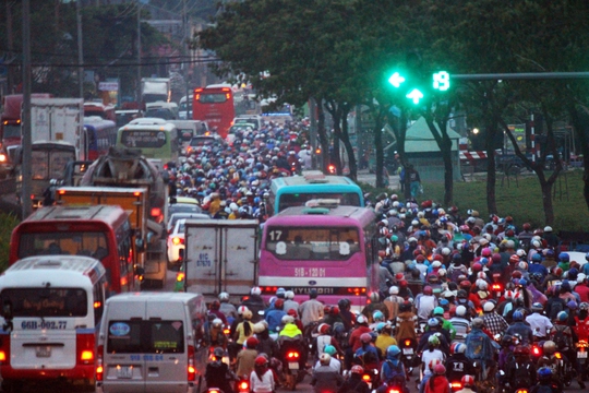 
Đèn xanh đã điểm tới giây 19, nhưng phương tiện giao thông đoạn qua xã Tân Kiên, huyện Bình Chánh vẫn dày đặc, ken kín mít trên đường đến mức khó tìm được 1 chỗ trống.
