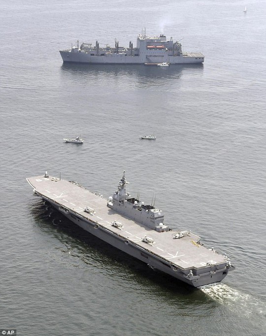 Tàu Izumo (dưới) hộ tống tàu hậu cần Mỹ (trên) hôm 1-5. Ảnh: AP