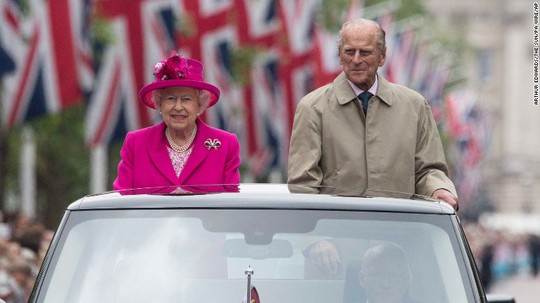 Thái tử Philip và Nữ hoàng Elizabeth II. Ảnh: AP