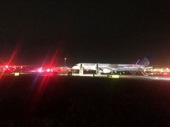 Mỹ: Máy bay cháy động cơ, sân bay tạm ngừng hoạt động - Ảnh 1.