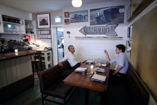 Đi nhà hàng với thủ tướng Canada, ông Obama gây sốt - Ảnh 1.