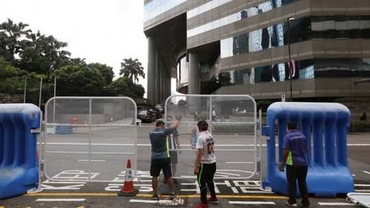 Hồng Kông dựng 300 rào chắn bảo vệ Chủ tịch Trung Quốc - Ảnh 1.