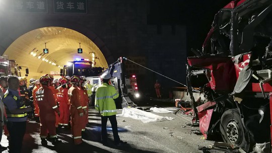 Trung Quốc: Xe buýt gặp nạn trong đường hầm, 36 người chết - Ảnh 1.