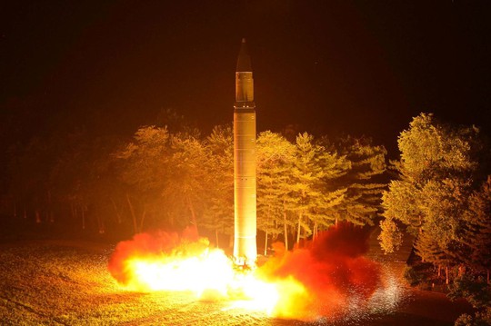 Ukraine tố Nga chuyển động cơ tên lửa cho Triều Tiên - Ảnh 1.