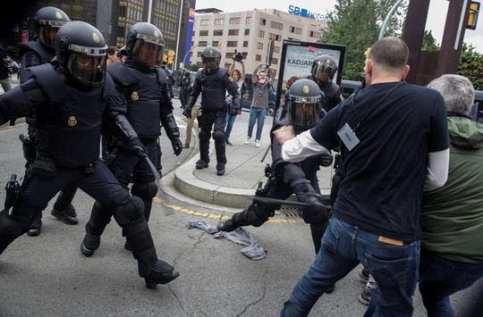 Hơn 840 người bị thương, Catalonia có quyền độc lập - Ảnh 1.