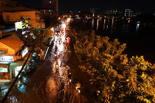 Sài Gòn hụp lặn trong nước ngập đêm đầu tuần - Ảnh 2.