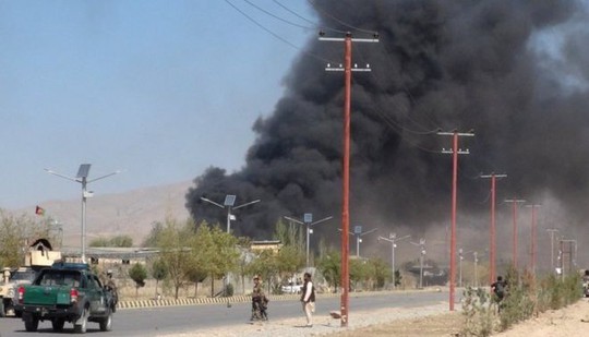 Taliban xông thẳng vào trụ sở cảnh sát, 193 người thương vong - Ảnh 1.