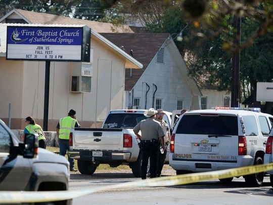 
Cảnh sát tâp trung trước nhà thờ First Baptist sau vụ thảm sát hôm 5-11. Ảnh: AP
