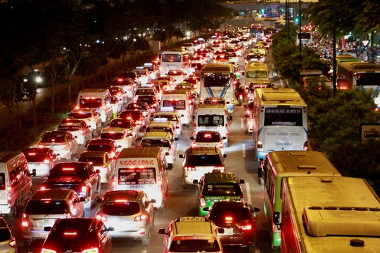 Kẹt xe dữ dội trên đường Phạm Văn Đồng tối cuối tuần - Ảnh 3.