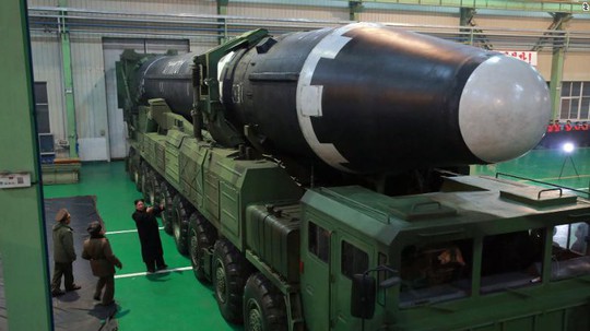 Ông Kim Jong-un xuất hiện tại nhà máy chế tạo bệ phóng tên lửa - Ảnh 1.