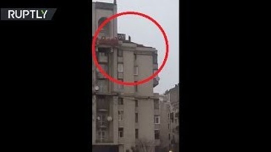 Tình báo Ukraine trèo lên mái nhà bắt cựu tổng thống Georgia - Ảnh 4.