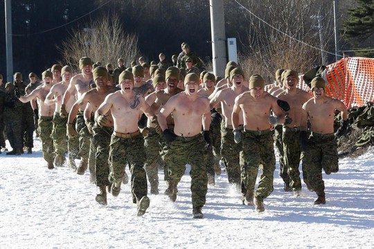Lính Mỹ - Hàn cởi trần tập trận trong tuyết lạnh - Ảnh 1.