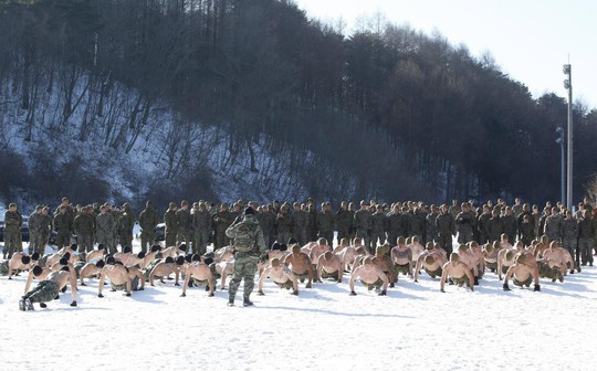 Lính Mỹ - Hàn cởi trần tập trận trong tuyết lạnh - Ảnh 4.