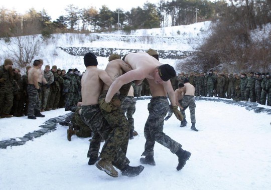 Lính Mỹ - Hàn cởi trần tập trận trong tuyết lạnh - Ảnh 7.