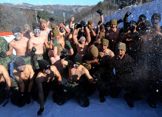 Lính Mỹ - Hàn cởi trần tập trận trong tuyết lạnh - Ảnh 8.