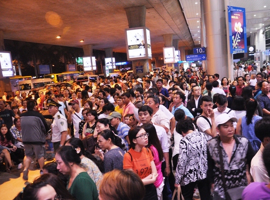 
Trước đó, đêm 13-1, hàng ngàn người tập trung tại sảnh đến của nhà ga Quốc tế để đón người thân
