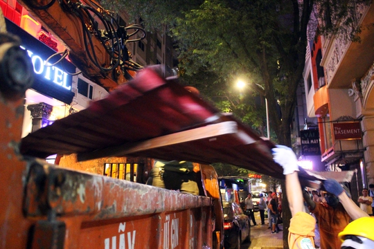 
Các quán cà phê, trung tâm dịch vụ du lịch, nhà hàng lớn trên đường Thủ Khoa Huân có biển hiệu, đồ đạc lấn chiếm vỉa hè đều bị tháo dỡ.
