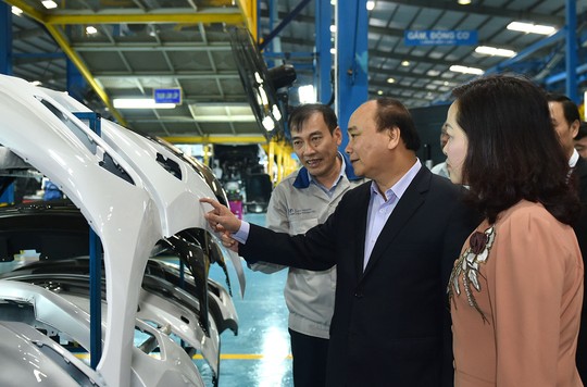 Thủ tướng Nguyễn Xuân Phúc tham quan dây chuyền sản xuất tại nhà máy ô tô của Tập đoàn Hyundai Thành Công Ảnh: QUANG HIẾU