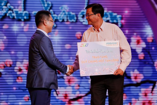 Ông Cù Anh Tuấn, Tổng Giám đốc ABBANK, trao tặng tiền cho Quỹ Chung một tấm lòng