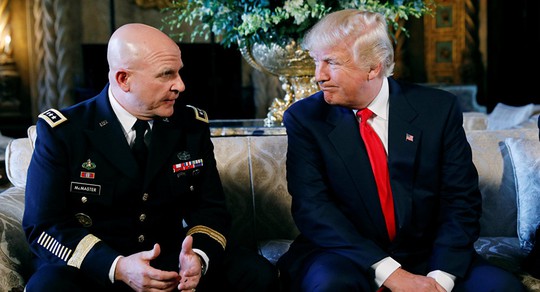 Trung tướng Herbert McMaster (trái) và Tổng thống Donald Trump. Ảnh: Reuters