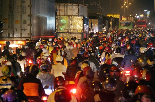 
Khoảng 19 giờ 30, xe cộ dồn ứ, đường lại kẹt hơn, đặc biệt là đoạn từ cầu vượt Nguyễn Văn Linh.
