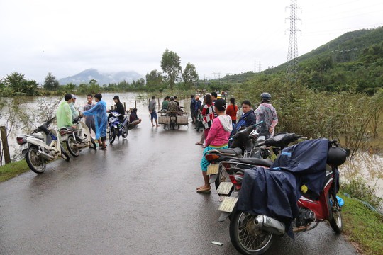 Người dân Quảng Nam dùng xe bò chở xe máy vượt lũ - Ảnh 3.