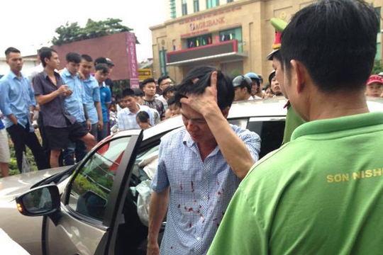 
Ông Đặng Việt Khoa bước ra từ xe ô tô sau khi gây tai nạn liên hoàn
