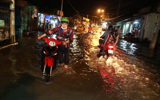 Sài Gòn hụp lặn trong nước ngập đêm đầu tuần - Ảnh 5.