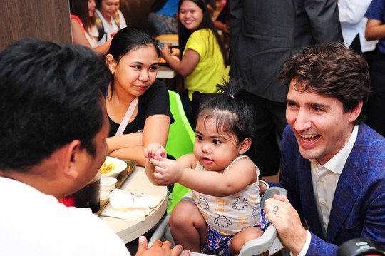 Philippines: Thủ tướng Canada gây náo loạn khi mua gà rán - Ảnh 8.
