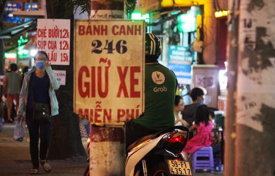 



Một cán bộ phường đang cố gắng tháo gỡ các băng rôn trên đường Phạm Văn Đồng (phường Hiệp Bình Chánh, quận Thủ Đức). Vị này cho biết mỗi ngày phải đi tháo gỡ 2-3 lần nhưng vẫn không xuể

