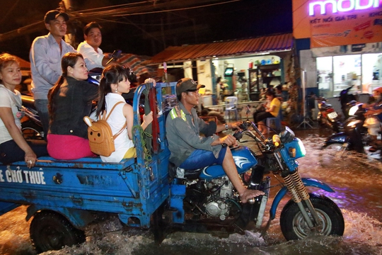 Sài Gòn hụp lặn trong nước ngập đêm đầu tuần - Ảnh 15.
