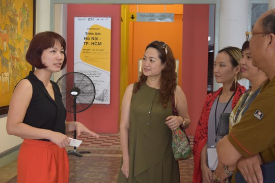 Bà Nguyễn Thị Phương Nhung, Giám đốc điều hành RealArt, đang giới thiệu với khách tại triển lãm “Hà Nội - TP HCM”