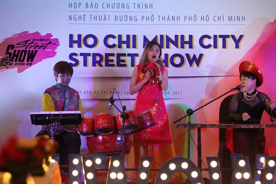 Trình diễn nghệ thuật đường phố hằng tuần trên đường Nguyễn Huệ - Ảnh 1.
