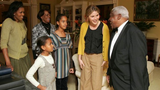 Cả Sasha Obama và Malia Obama ngày đầu vào Nhà Trắng đều là những cô gái bé bỏng. Ảnh: White House