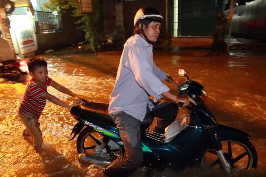 Sài Gòn hụp lặn trong nước ngập đêm đầu tuần - Ảnh 11.