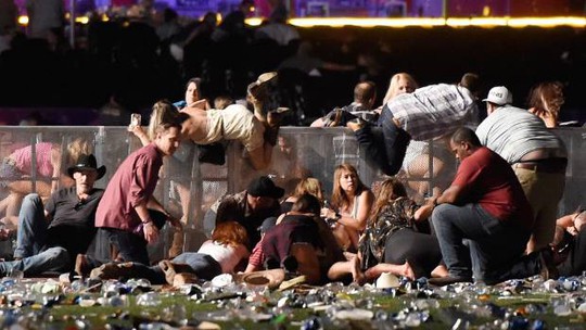 Sao nhạc đồng quê kinh hoàng vì vụ xả súng ở Las Vegas - Ảnh 2.