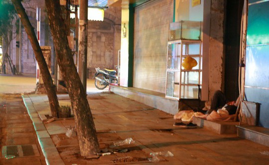 Cảnh màn trời chiếu đất của những người vô gia cư trong đêm Đông Hà Nội - Ảnh 8.