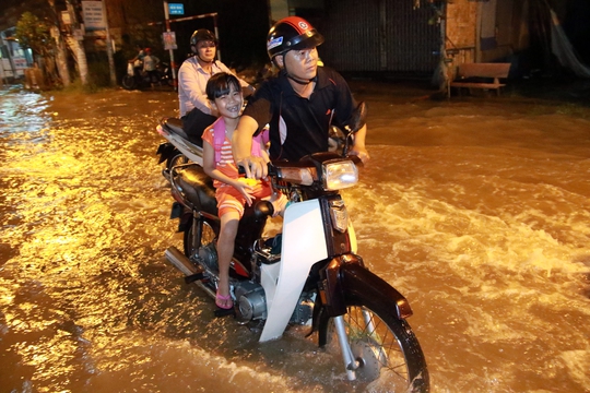 Sài Gòn hụp lặn trong nước ngập đêm đầu tuần - Ảnh 10.