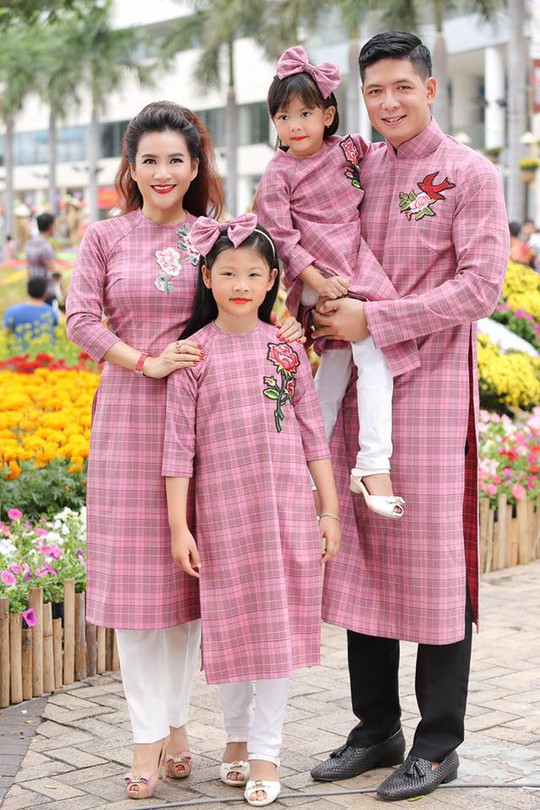 Hay cả gia đình diễn viên Bình Minh đều chọn áo dài mặc đến hội Hoa xuân năm nay