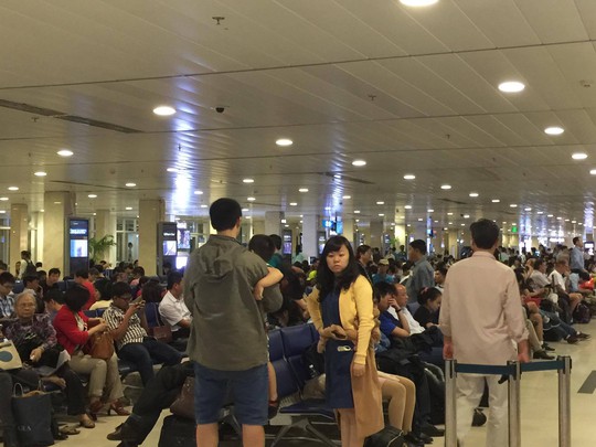 
Càng về tối, sân bay Tân Sơn Nhất càng đông người.
