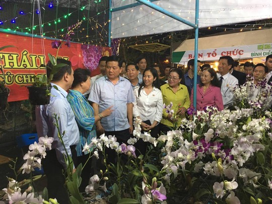 
Bí thư Thành ủy TP HCM Đinh La Thăng hỏi thăm thương nhân chợ hoa xuân Bình Điền
