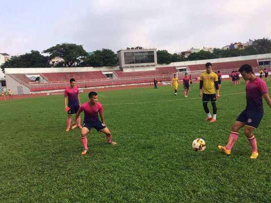 Các cầu thủ Sài Gòn FC khởi động ngay sau khi vào sân Thống Nhất