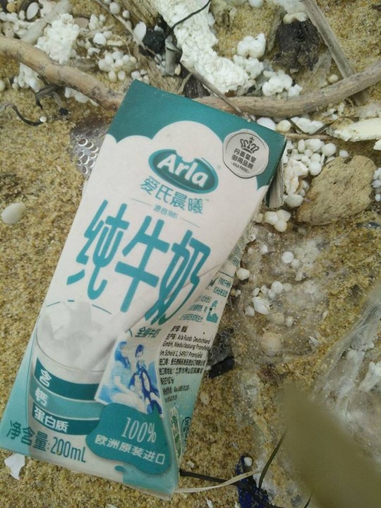 Dầu vón cục, chai lọ chữ Trung Quốc ngập tràn bờ biển Quảng Nam