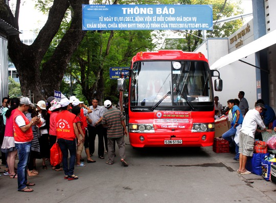 
Chiều 24-1, 5 xe khách đến đón khoảng 150 bệnh nhân ở Bệnh viện Ung bướu TP HCM về quê ăn tết miễn phí. Các xe sẽ đưa bệnh nhân về các tỉnh Quảng Ngãi, Phú Yên, Bình Định, Gia Lai và Cà Mau.
