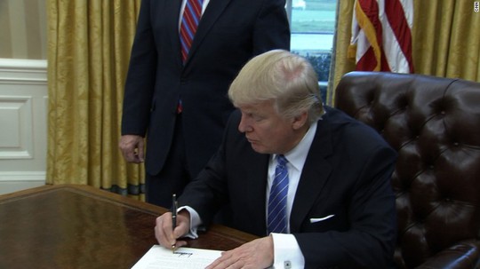 
Tổng thống Donald Trump đã ký sắc lệnh rút khỏi hiệp định TPP hôm 23-1. Ảnh: CNN
