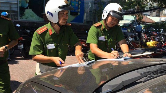 
Đoàn liên ngành quận 3 lập biên bản xử lý các ô tô đậu trái phép trên đường Trần Quốc Thảo.
